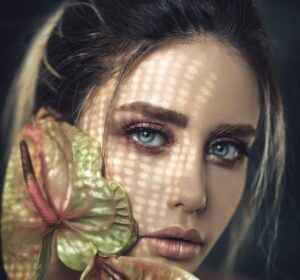 Right eye blinking for female astrology: Meaning & Significance